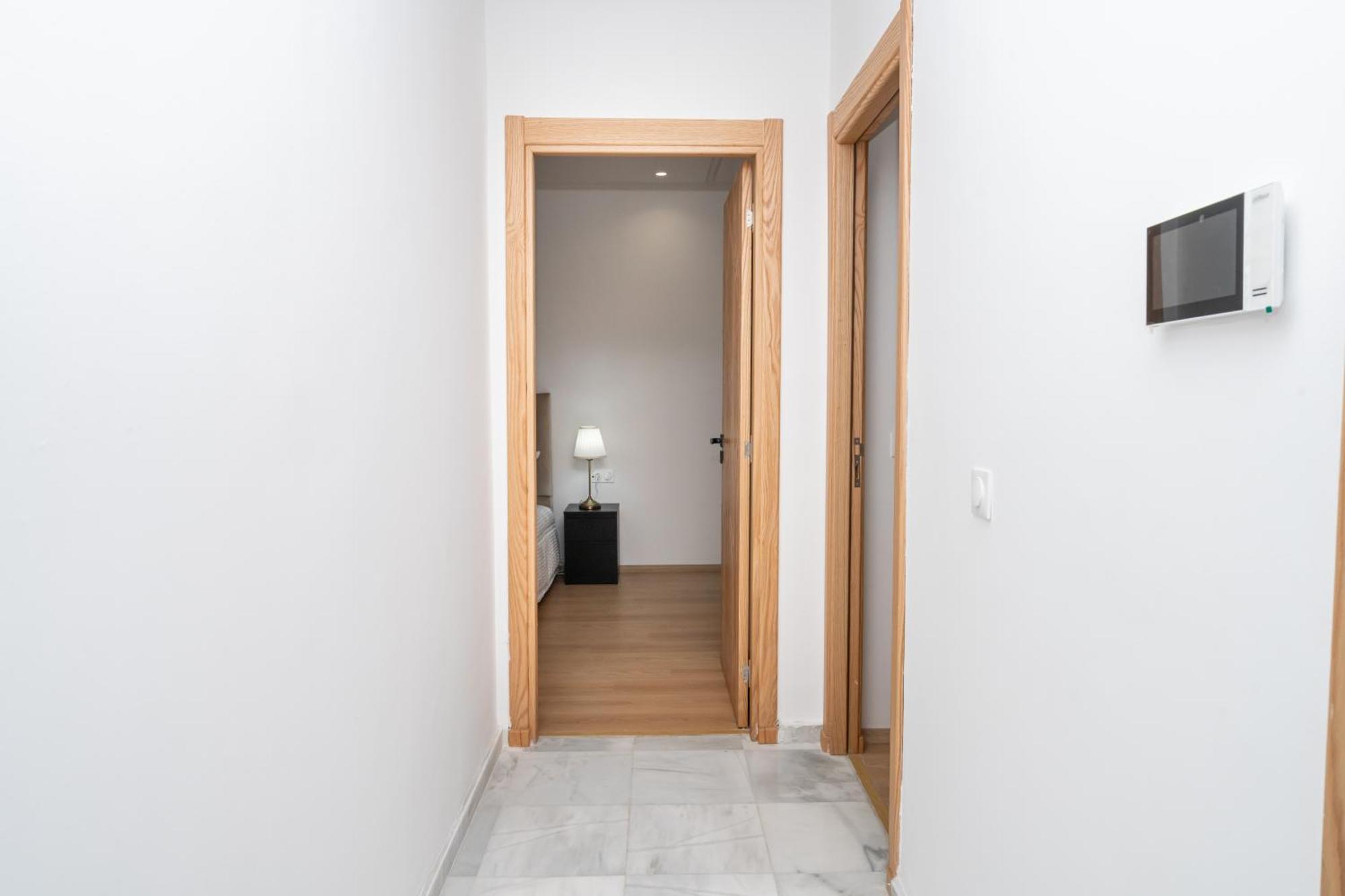 Apartamento Glorious Garden, Familial, Face Au Stade Ibn Batouta, Espaces Verts, Proche Aeroport, Parking, Wifi, Ac, Iptv *