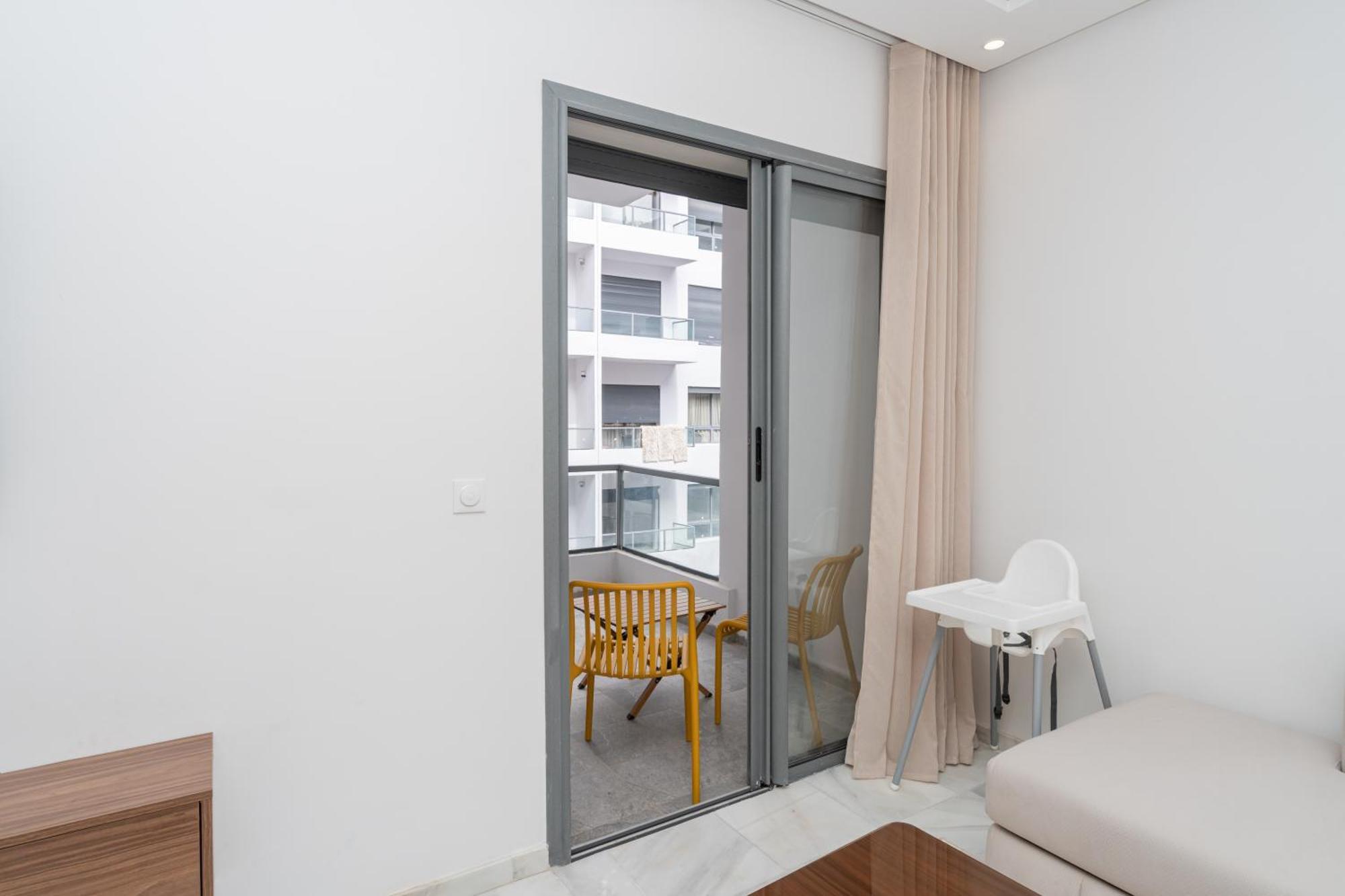 Apartamento Glorious Garden, Familial, Face Au Stade Ibn Batouta, Espaces Verts, Proche Aeroport, Parking, Wifi, Ac, Iptv